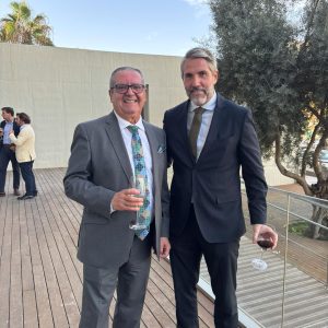 El Segundo Teniente de Alcalde del Ayuntamiento de Mijas, Juan Carlos Maldonado, y Juan Vallejo, Presidente de la ACET y CCA Torremolinos Abierto, durante el cóctel