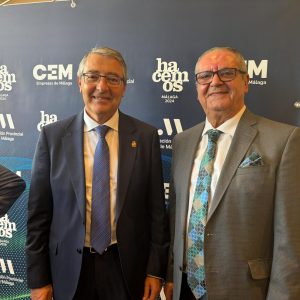 El Presidente de la Diputación de Málaga, Francisco Salado, y el Presidente de la ACET y CCA Torremolinos Abierto, Juan Vallejo.