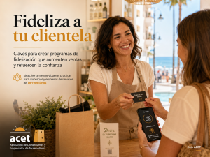 Comerciante de Torremolinos entregando una tarjeta de fidelización a una clienta que consulta en su teléfono móvil un saldo de 250 puntos, como ejemplo de un programa de recompensas destinado a aumentar las ventas recurrentes y reforzar la confianza de la clientela.